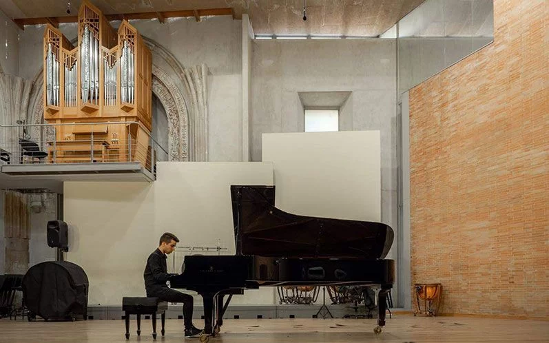 Hugo Curto tocando el piano en el Conservatorio