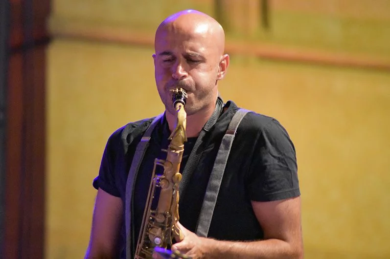 Fernando Jiménez ataca su saxo tenor en el Patio Chico  (Foto: FerCyborg) 