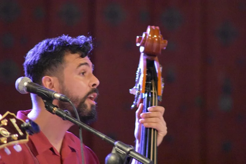 Ibán Sánchez tocando el contrabajo con Lulú & The Rockets  (Foto: FerCyborg)