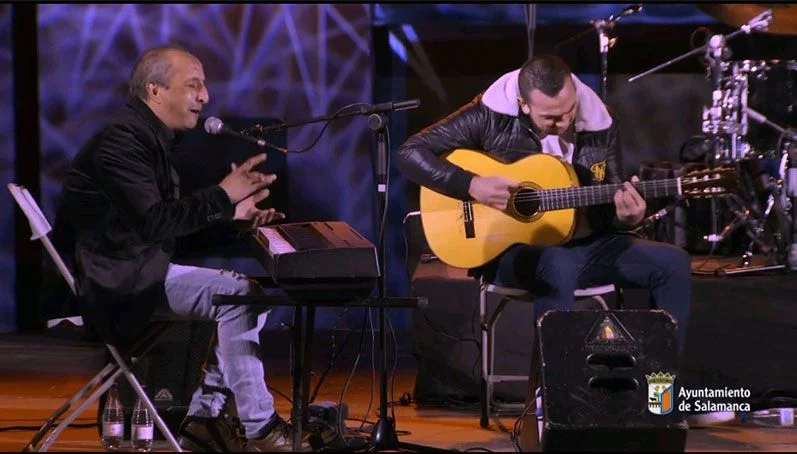 Cantando y dando palmas