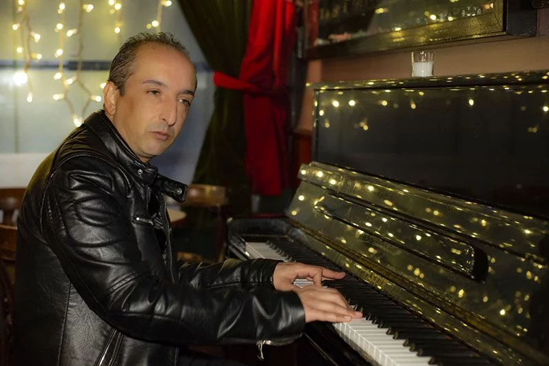 Aaron Salazar al piano