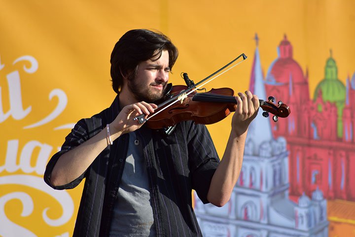 Chavi Ches al violin