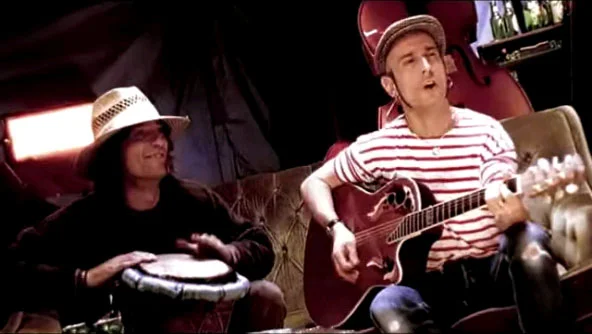 Fito en el videoclip citado