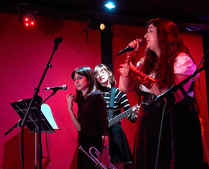 Susana, bajista y Anna