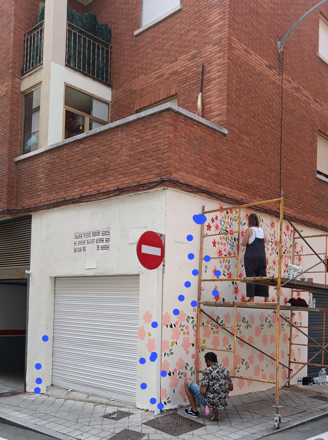 Artistas trabajan en el mural de Moniquilla