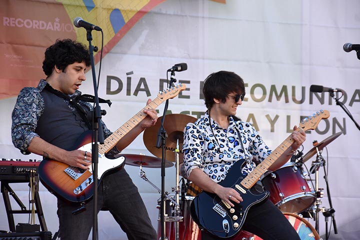 Alberto Torres y David Hernández en pose rockera