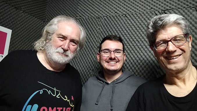 David Verdejo (Sin Sentido), flanqueado por Víctor G. Villarroel y FerCyborg